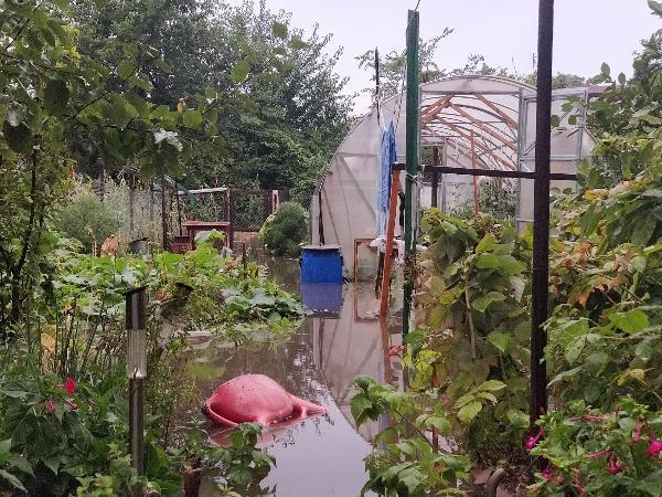 После шторма в Таганроге оказались затоплены частные подворья