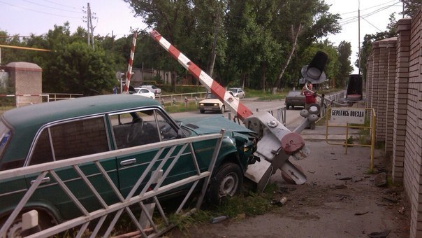 В Таганроге на улице Социалистической автомобиль «Жигули» врезался в шлагбаум