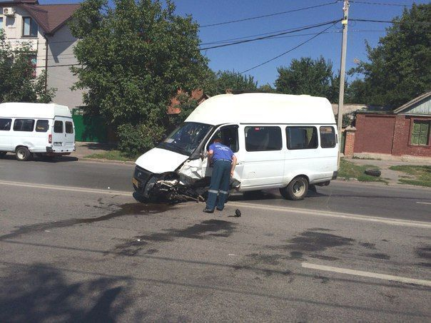 В Ростове в результате ДТП пострадали четверо пассажиров маршрутки Ростов - Таганрог