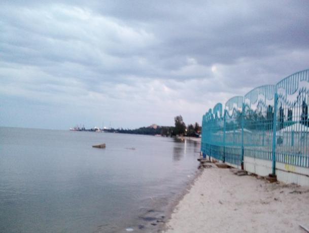 Таганрогские власти осмотрели пляжи и проглядели забор