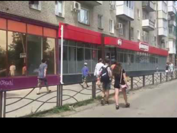 Юные попрошайки продолжают работать на улицах Таганрога