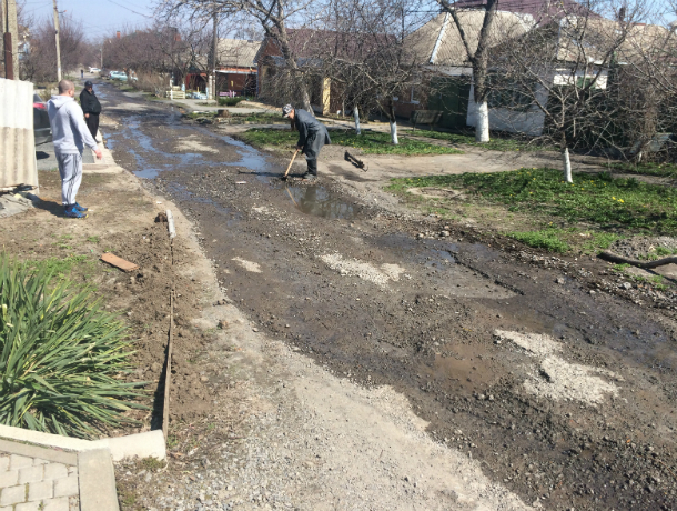 Новой порцией фекалий полили сегодня жителей 23 переулка в Таганроге