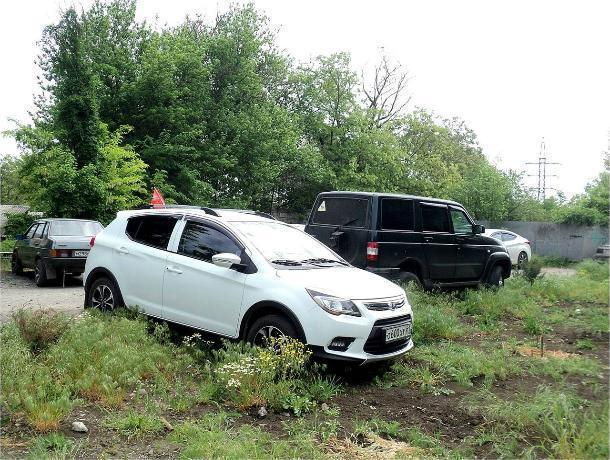 Припарковаться на газоне - обычное дело для автохамов Таганрога