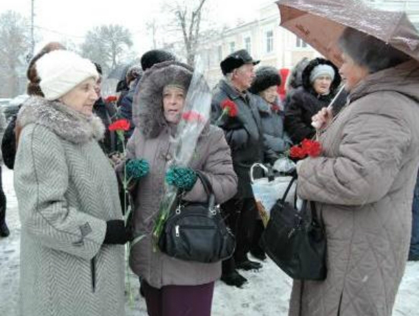 В Таганроге  Антону Павловичу Чехову возложили цветы к подножию памятника