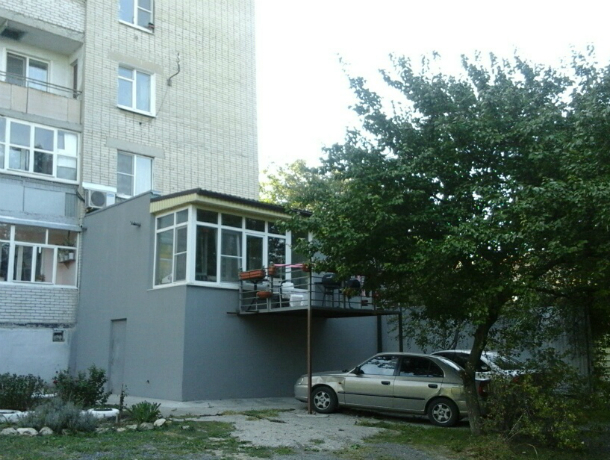 Уродливую пристройку к дому  в Таганроге размечтались снести горожане