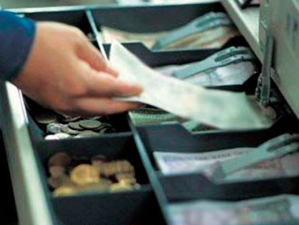 В Таганроге кассир супермаркета три месяца забирала деньги из кассы