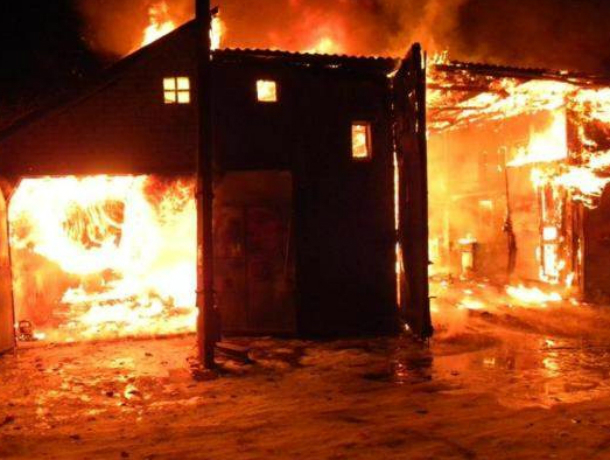 В Таганроге пожар произошел в гаражах