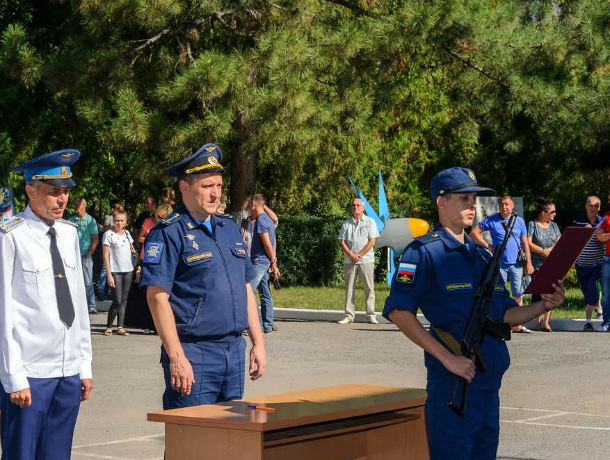 В Таганрогском  авиагородке принимали присягу, демонстрировали технику и смотрели праздничный концерт
