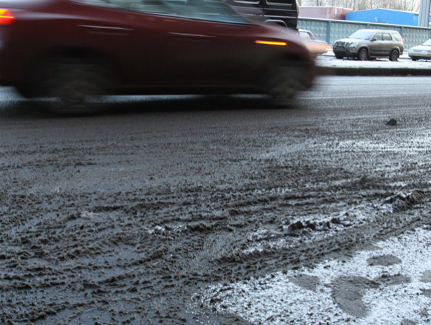 Таганрожцев удивляет отсутствие пескосмеси на скользких дорогах Таганрога