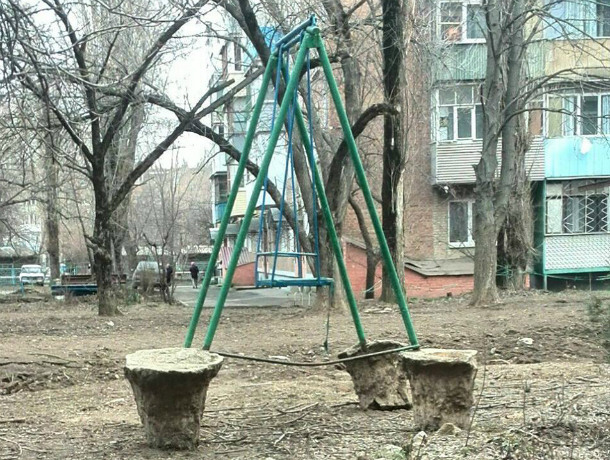 «Благоустроенные качели» на улице  Москатова увидел житель  Таганрога