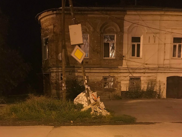 В центре внимания в Таганроге стал одинокий столб в окружении свалки