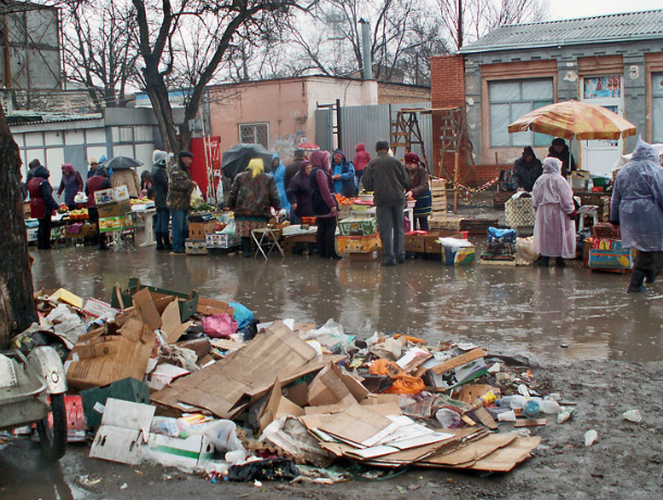 Таганрожцы устали бороться с мусором от стихийного рынка
