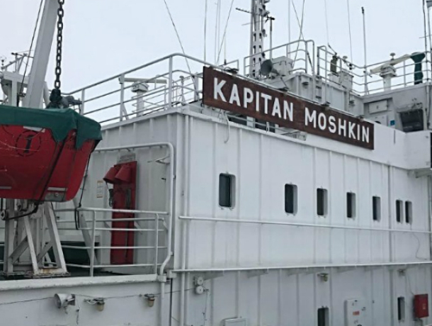 Ледокол «Капитан Мошкин» вышел на борьбу с торосами из Таганрогского порта