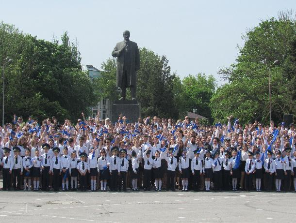 В Таганроге более 2 000 учащихся закружились в  «Вальсе Победы»