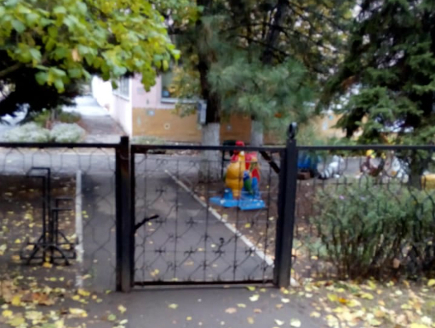 В  детском саду №102 в Таганроге  намереваются оставить один выход