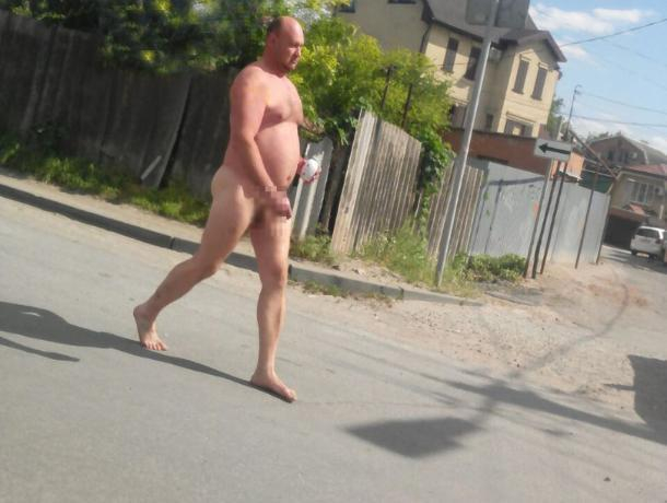 А король-то голый: на улицах Таганрога заметили странного мужчину
