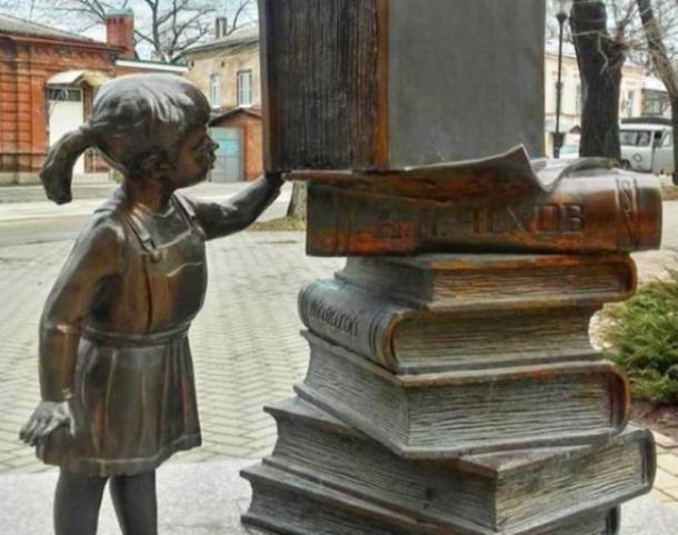 «Юная читательница» возле таганрогской библиотеки им. Чехова полюбилась итальянцам