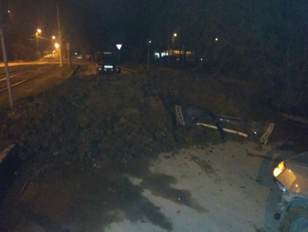 Аномально возникшая на дороге земляная куча «поймала» за бампер автомобиль в Таганроге
