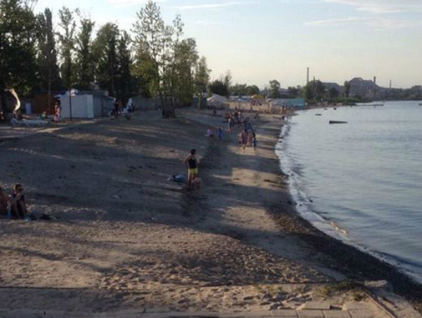 В Таганроге хозяева пляжей, не делая места для переодевания, плодят нудистов
