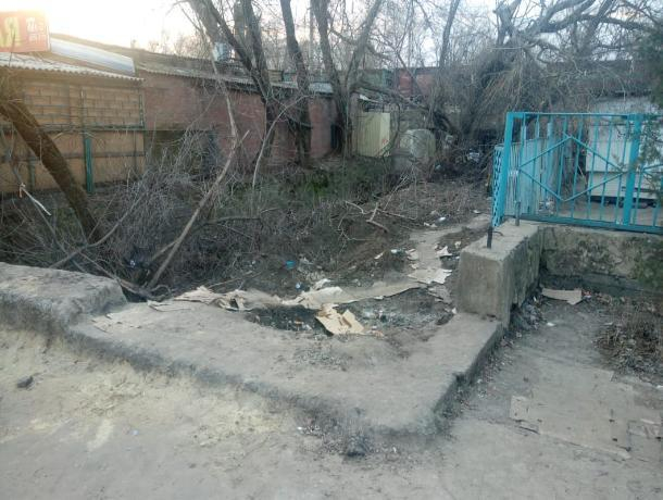 Кто облагородит район Нового вокзала в Таганроге: разбиты тротуары, кругом мусор и ветки