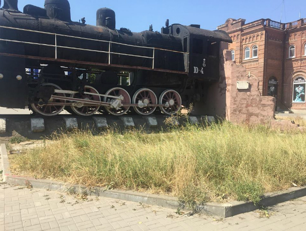 Ржавый, заросший травой, знаменитый таганрогский Паровоз ждет внимания со стороны властей