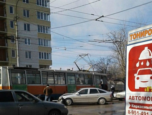 Иномарка  не успела проскочить перекресток и врезалась в трамвай в Таганроге