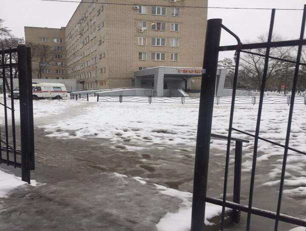 Непроходимыми лужами окружена больница скорой помощи Таганрога