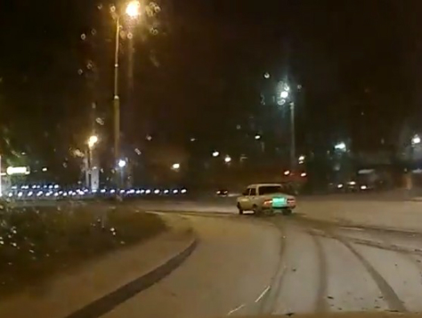 Отчаянный «автопозер» на «Жигулях» открыл сезон зимнего дрифта в Таганроге на видео