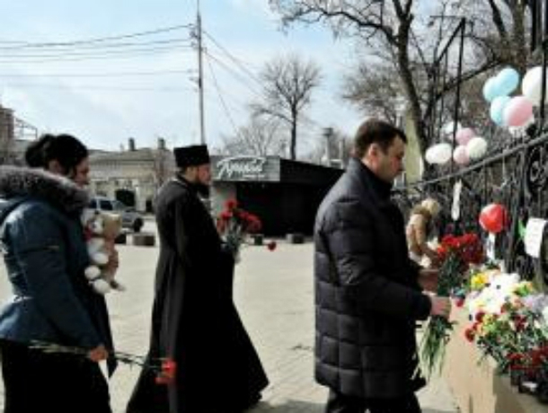 Руководители Таганрога возложили цветы на месте  скорби по погибшим на пожаре в Кемерово
