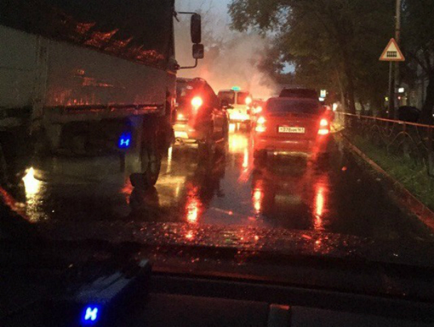 Автомобиль такси «Престиж» загорелся на ходу у магазина Таганрога