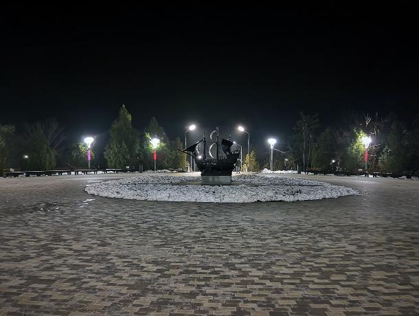 Обновленный Приморский парк в Таганроге вечером