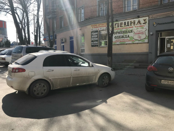 Автохамы Таганрога  закрывают проходы и паркуются на тротуарах