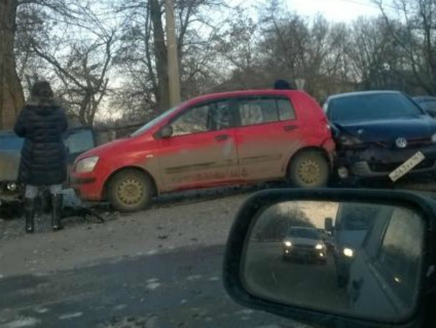 В Таганроге произошло  массовое ДТП из-за скользкой дороги