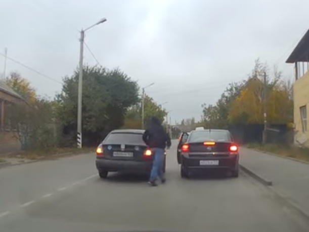 Обычный водитель и таксист устроили разборки посреди дороги в Таганроге