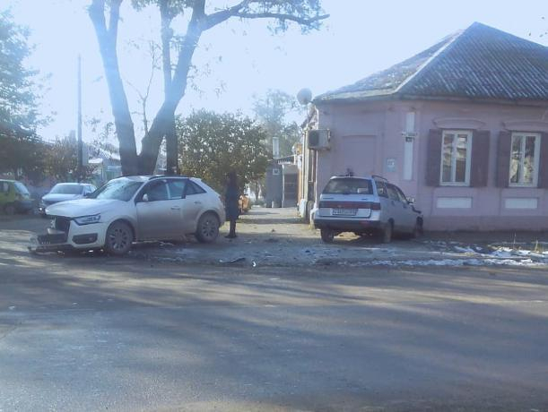 В Таганроге легковушка влетела в дом в результате ДТП