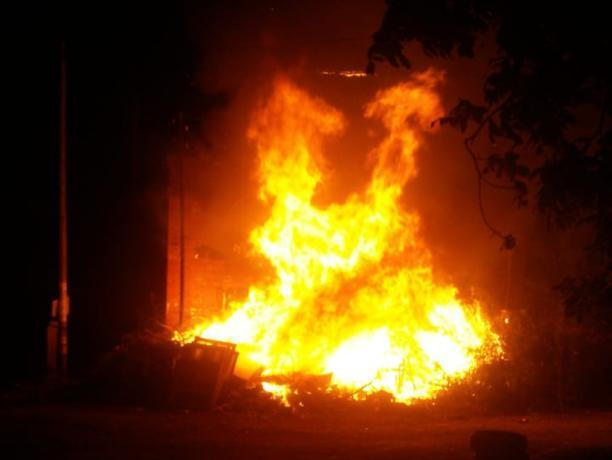 Страшный пожар возле трансформаторной будки пережили таганрожцы