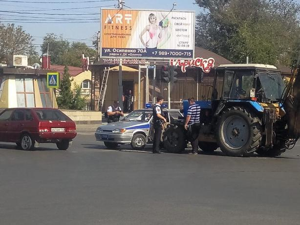 В Таганроге трактор въехал в полицейскую машину