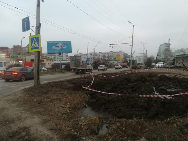 В Таганроге взрослые и дети вынуждены ходить по проезжей части из-за многолетней ямы