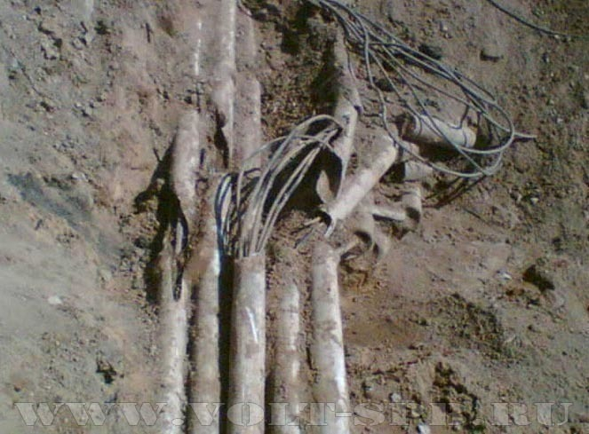 Рабочие таганрогского водоканала во время земляных работ оборвали силовой кабель