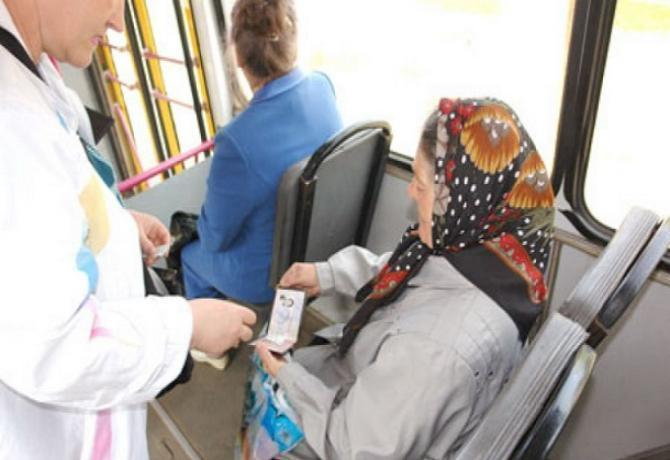 Пенсионерам Таганрога необходимо заменить именные талоны для проезда
