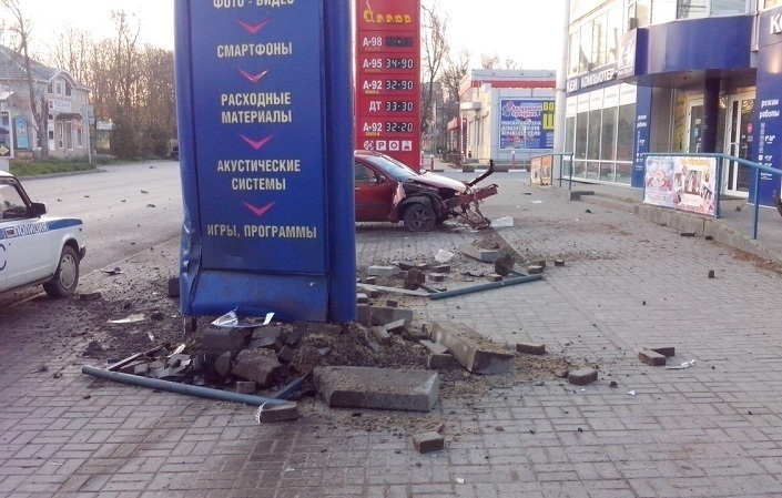 В Таганроге на улице Александровской «Форд» влетел в рекламный щит