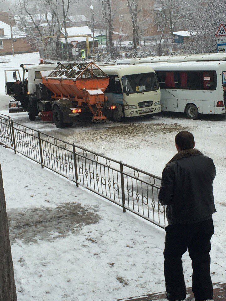 В Таганроге в ДТП попала снегоуборочная машина
