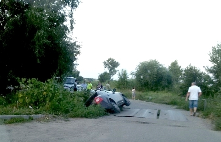 В Таганроге возле набережной «Форд» завалился на бок