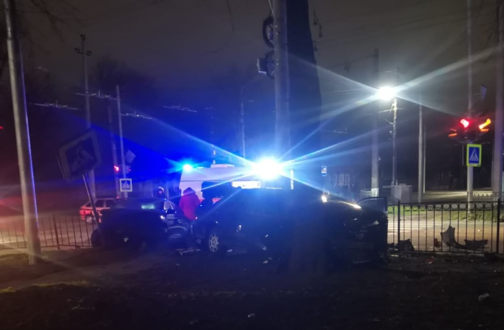 Проехал на «красный»: в ночном ДТП в Таганроге пострадали четыре человека