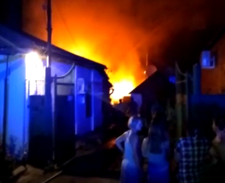 В Таганроге огонь с горящего сарая перекинулся на крупный особняк