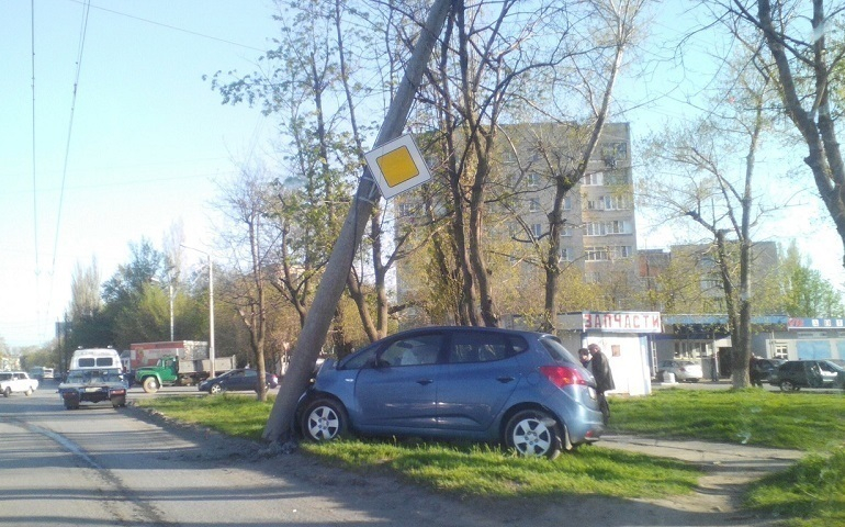 Иномарка врезалась в столб в Таганроге