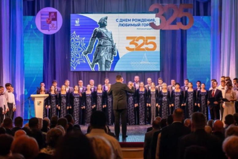 В честь 325-летия города таганрожцам вручены областные награды и премии