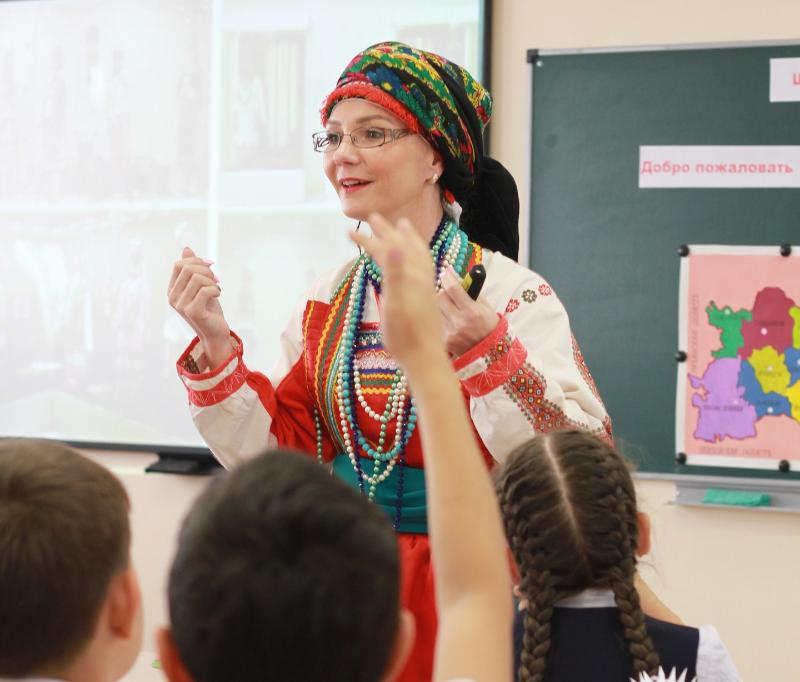 Таганрогские школьники и студенты могут поздравить своих учителей