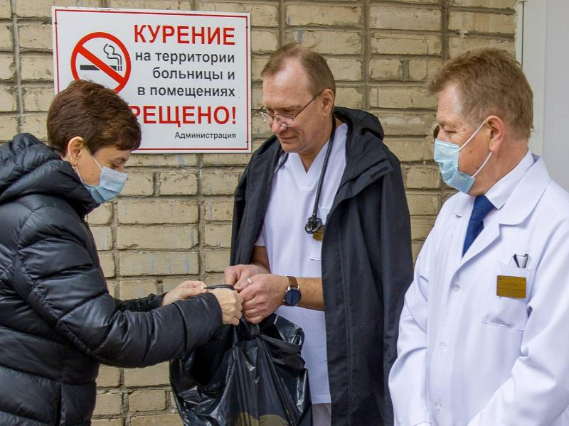 Конфеты за труд: в Таганроге медработников поддержали сладостями