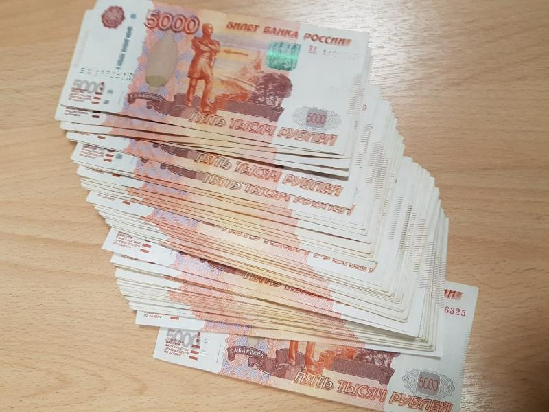 Таганрогский полицейский взял деньги у матери вора-подростка
